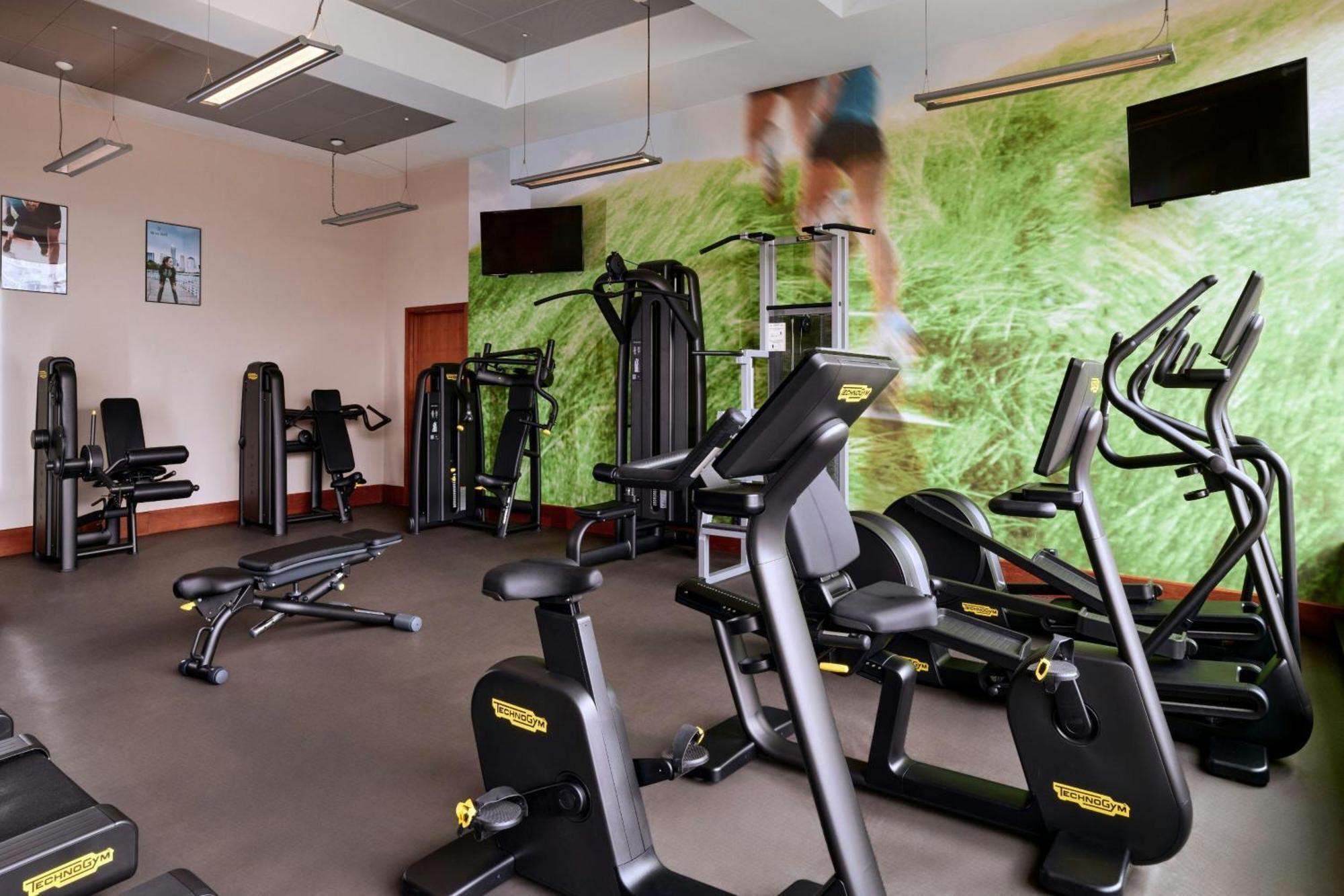 ホテル ザ ウェスティン ワルシャワ エクステリア 写真 The gym at the hotel